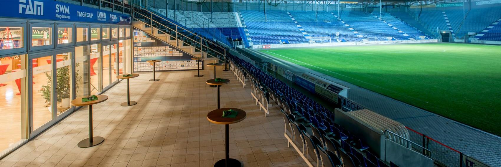 Stehtische auf der Terrasse in der MDCC-Arena in Magdeburg