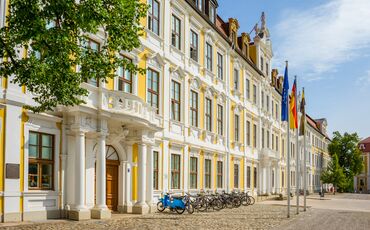 Von der Sonne angestrahlter Landtag von Magdeburg auf dem Domplatz