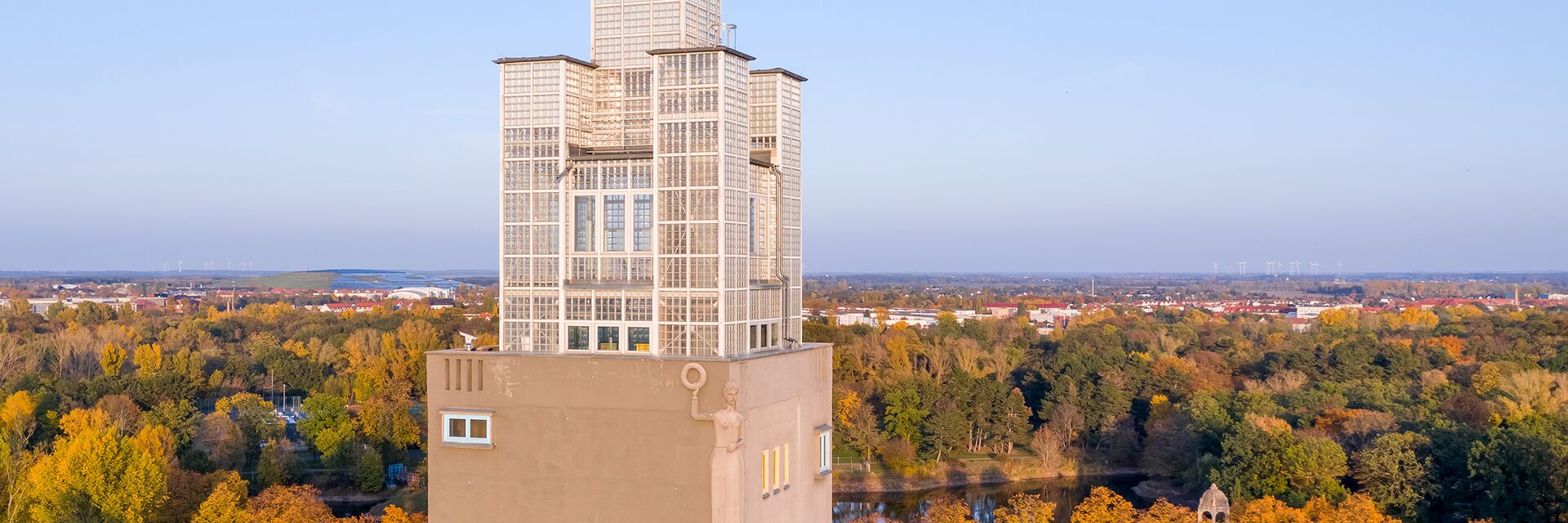 Der Aussichtsturm der Landeshauptstadt von Sachsen-Anhalt im Stadtpark Rotehorn.