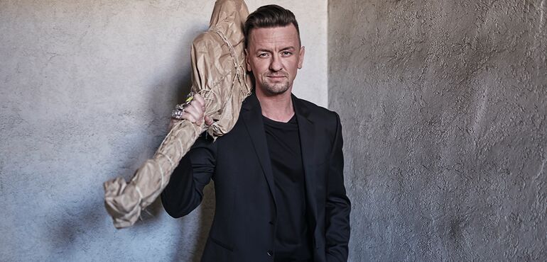 Ben Zucker geht auf große Deutschland Tour. Auf der Schulter trägt er eine Gitarre