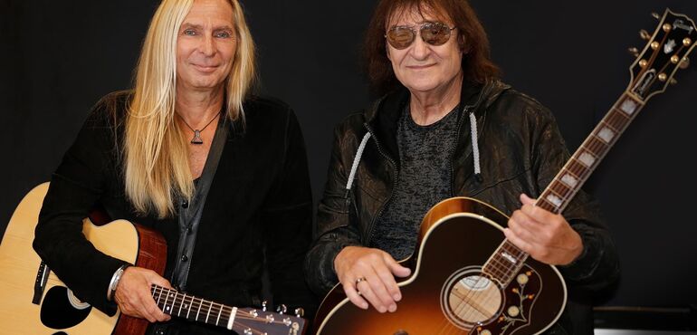 Pressefoto von Dieter „Maschine“ Birr  und Uwe Hassbecker von der Band „Silly“ mit Gitarren