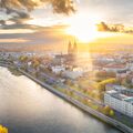 Panoramablick über die Elbe und die historische Altstadt von Magdeburg mit Dom bei Sonnenuntergang in Magdeburg, Sachsen-Anhalt, Deutschland