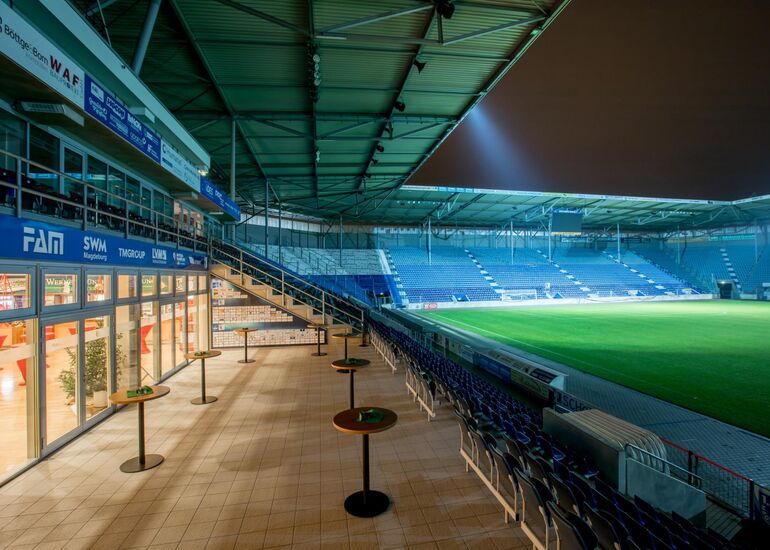 Stehtische auf der Terrasse in der MDCC-Arena in Magdeburg